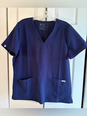 FIGS Women’s Casma Three Pocket Scrub Top